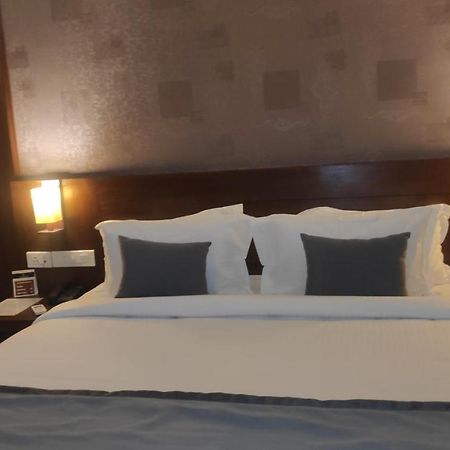 Emperor-Hotel Rachana Continental Pvt Ltd Kizhake Chālakudi Kültér fotó