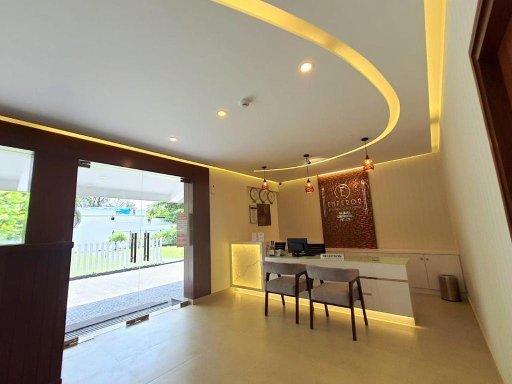 Emperor-Hotel Rachana Continental Pvt Ltd Kizhake Chālakudi Kültér fotó