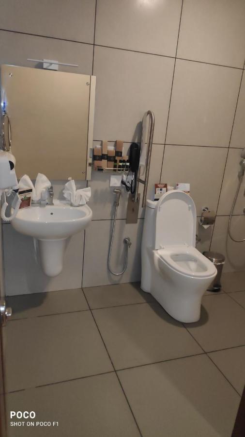 Emperor-Hotel Rachana Continental Pvt Ltd Kizhake Chālakudi Kültér fotó