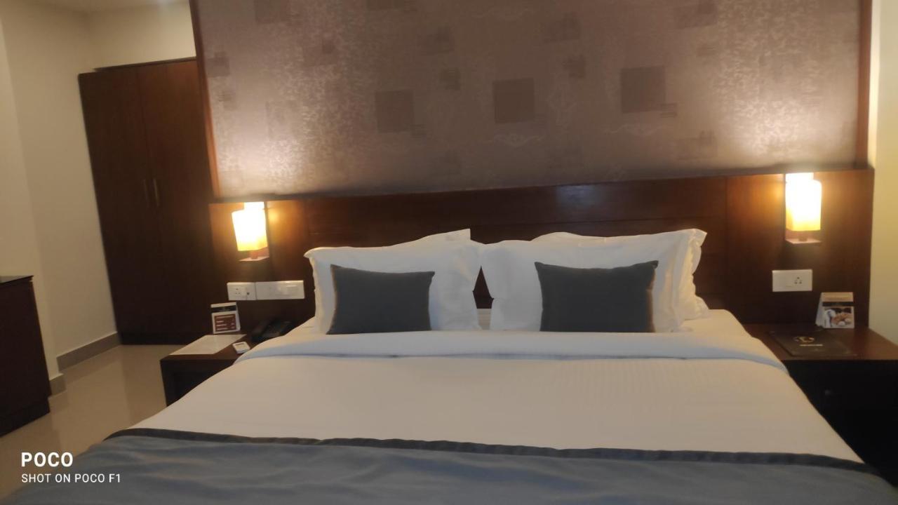 Emperor-Hotel Rachana Continental Pvt Ltd Kizhake Chālakudi Kültér fotó