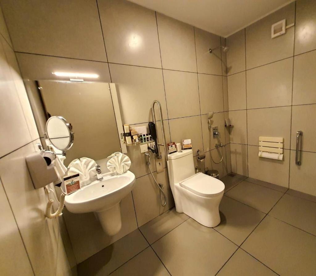 Emperor-Hotel Rachana Continental Pvt Ltd Kizhake Chālakudi Kültér fotó