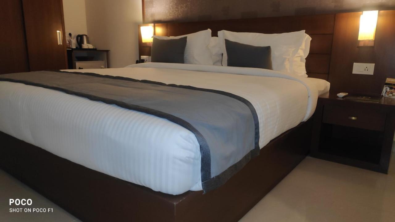 Emperor-Hotel Rachana Continental Pvt Ltd Kizhake Chālakudi Kültér fotó