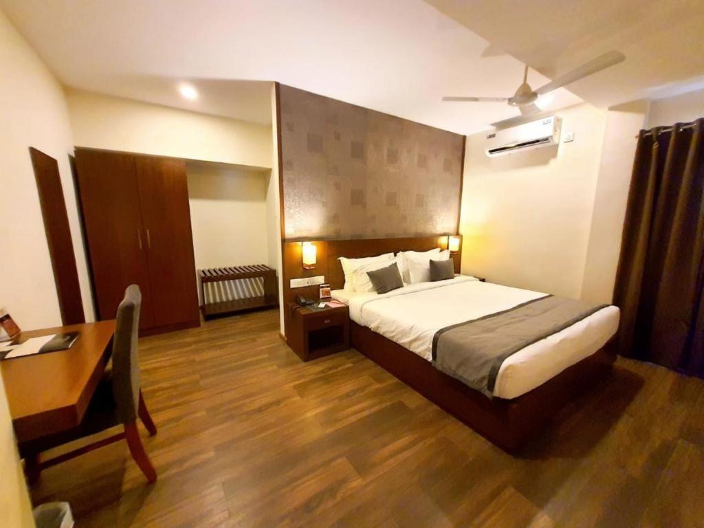 Emperor-Hotel Rachana Continental Pvt Ltd Kizhake Chālakudi Kültér fotó