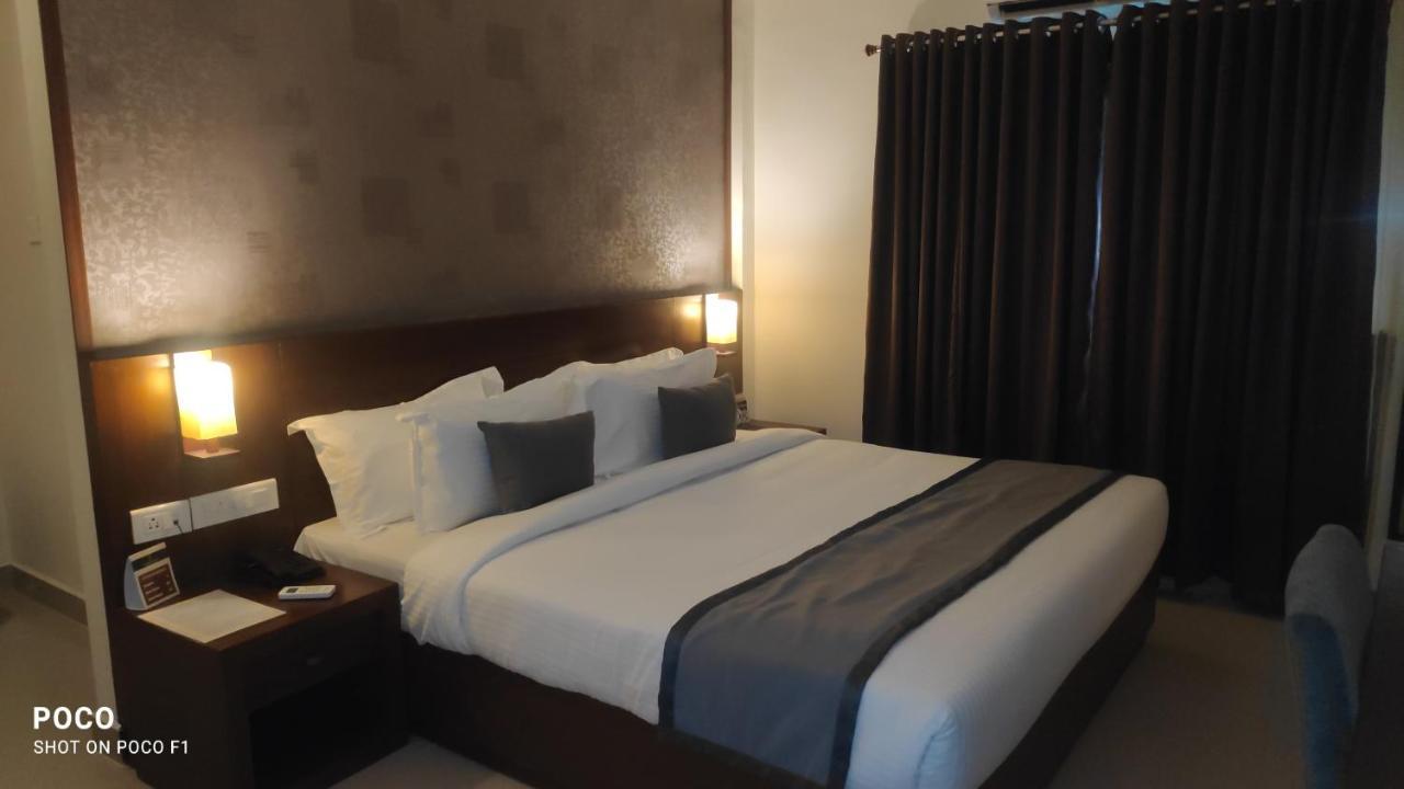 Emperor-Hotel Rachana Continental Pvt Ltd Kizhake Chālakudi Kültér fotó